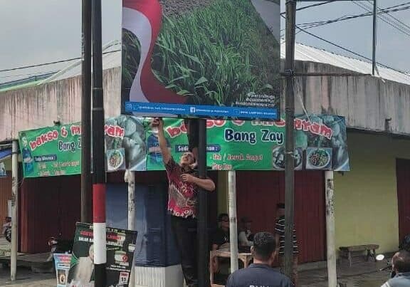 Gencarkan P4GN BNNK Lamsel Pasang Baliho di Pasar Patok