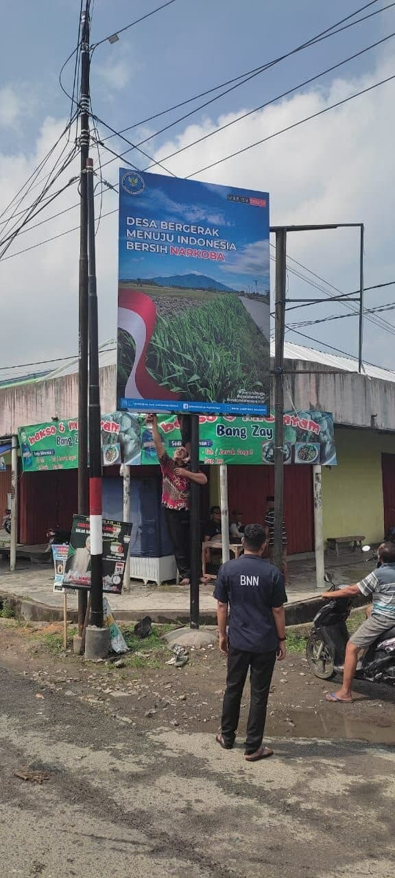 Gencarkan P4GN BNNK Lamsel Pasang Baliho di Pasar Patok