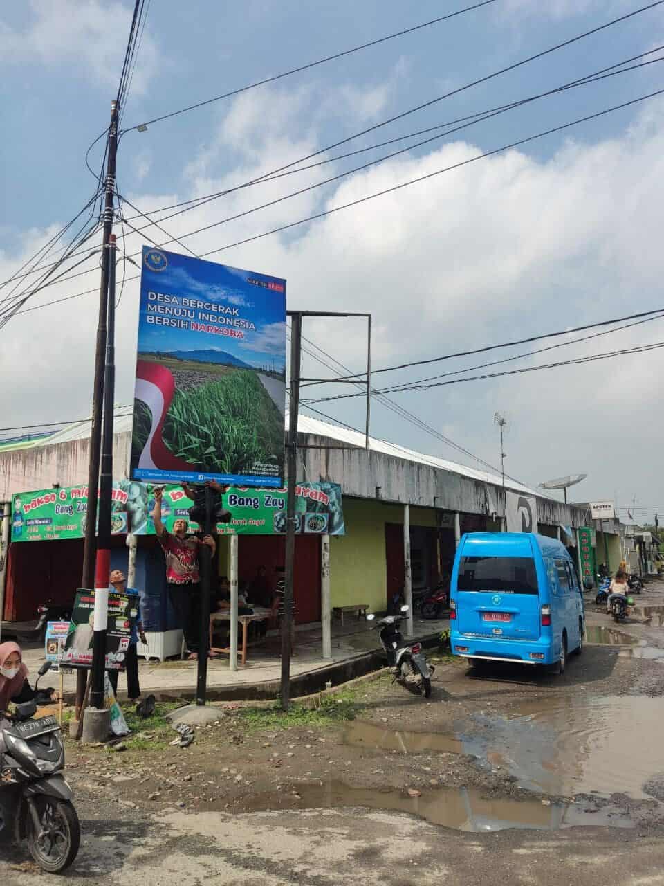 Gencarkan P4GN BNNK Lamsel Pasang Baliho di Pasar Patok